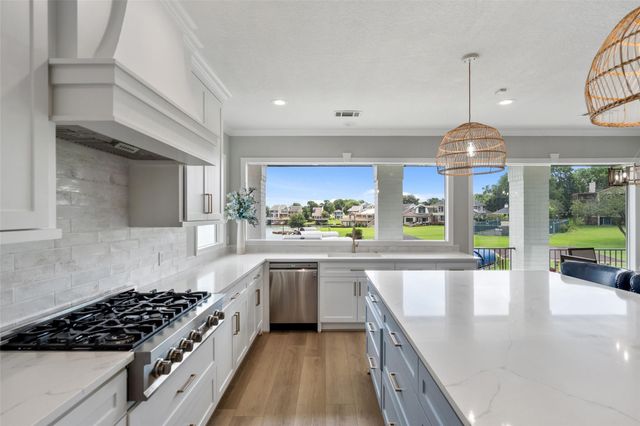 204 April Waters Drive N, Montgomery, TX 77356