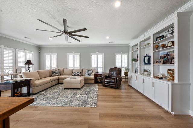 204 April Waters Drive N, Montgomery, TX 77356