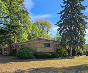 25640 Grand Concourse Street, Southfield, MI 48075