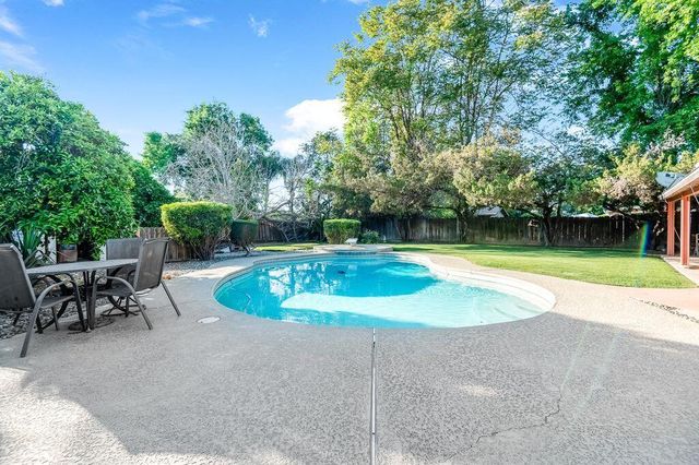 3015 S Jacob Street, Visalia, CA 93277