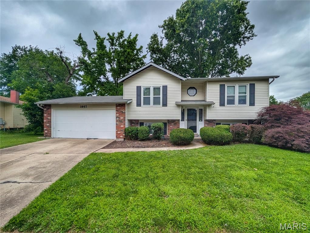 1957 Tealwood Cove Drive, Florissant, MO 63031