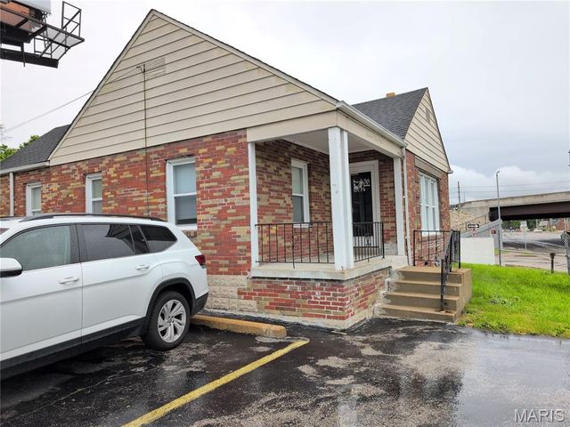 1723 S New Florissant Road, Florissant, MO 63031