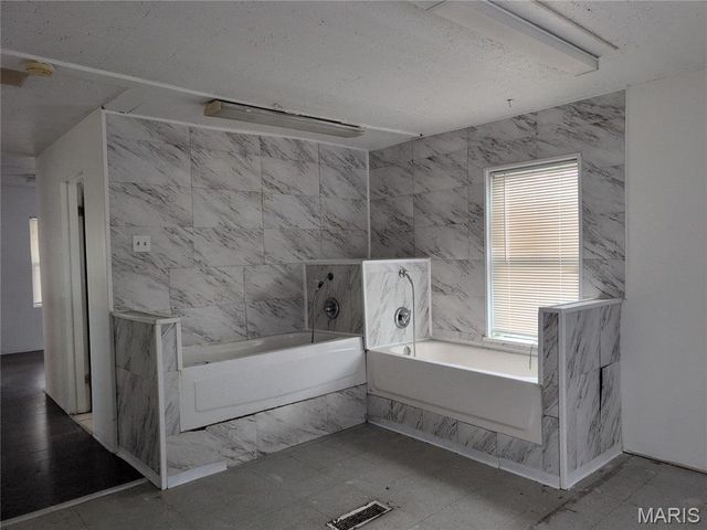 1723 S New Florissant Road, Florissant, MO 63031