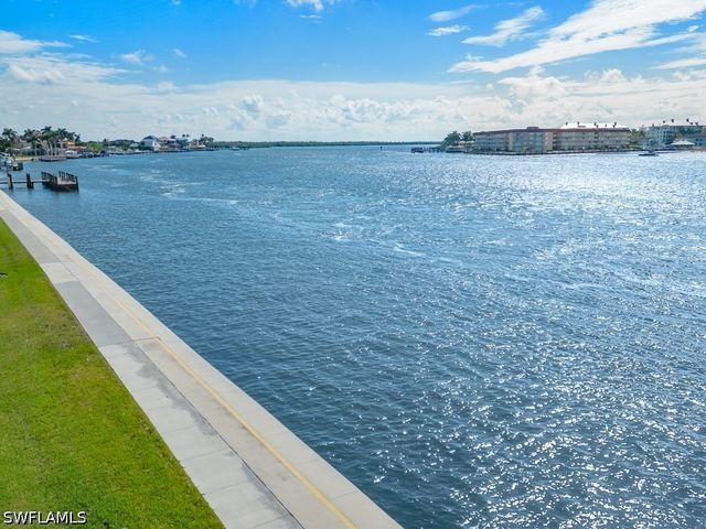 232 La Peninsula BLVD 232, Naples, FL 34113