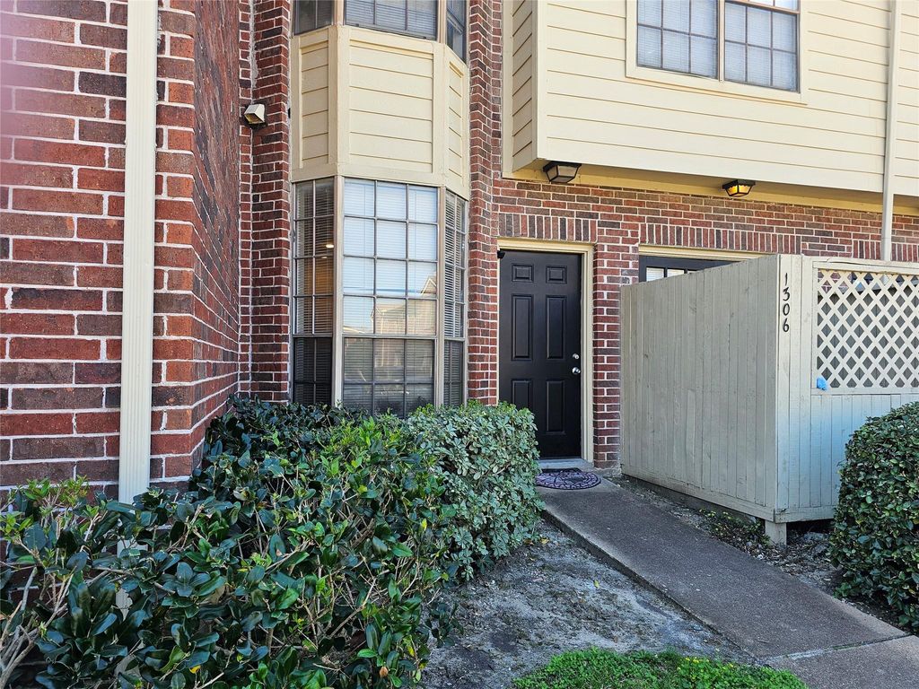 2121 El Paseo Street 1306, Houston, TX 77054