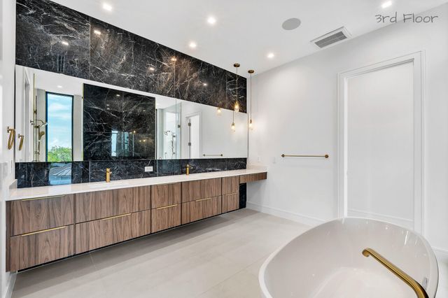 16 Seaside Avenue, Key Largo, FL 33037