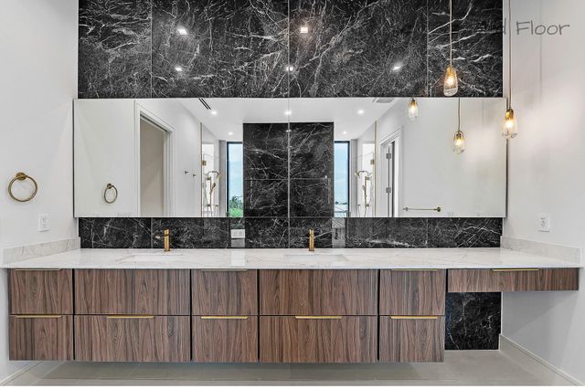 16 Seaside Avenue, Key Largo, FL 33037