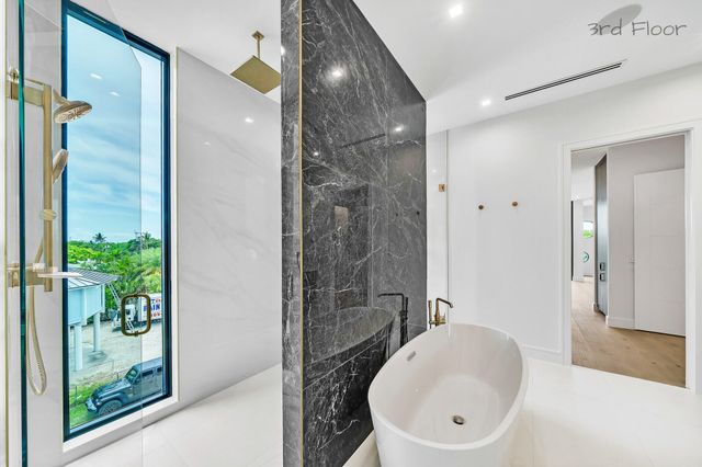 16 Seaside Avenue, Key Largo, FL 33037