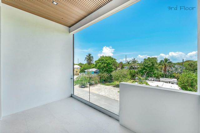 16 Seaside Avenue, Key Largo, FL 33037