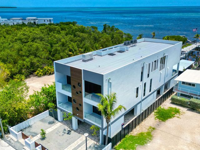 16 Seaside Avenue, Key Largo, FL 33037
