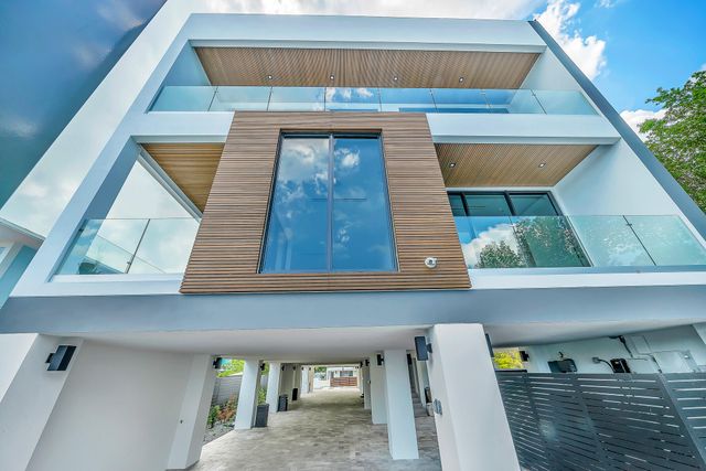 16 Seaside Avenue, Key Largo, FL 33037