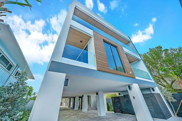 16 Seaside Avenue, Key Largo, FL 33037