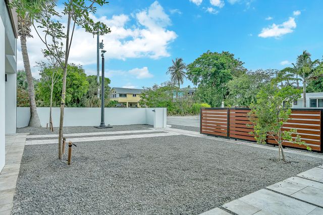 16 Seaside Avenue, Key Largo, FL 33037