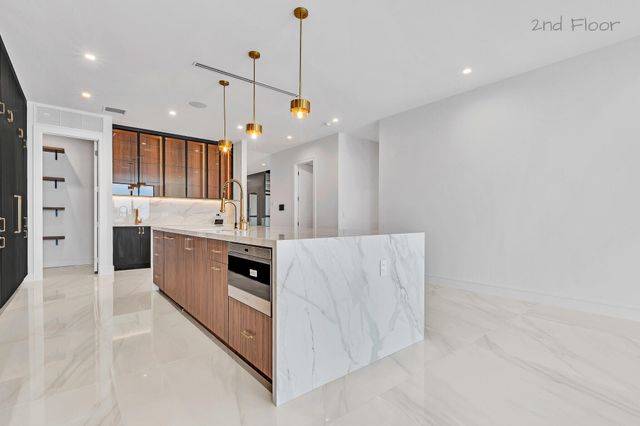 16 Seaside Avenue, Key Largo, FL 33037