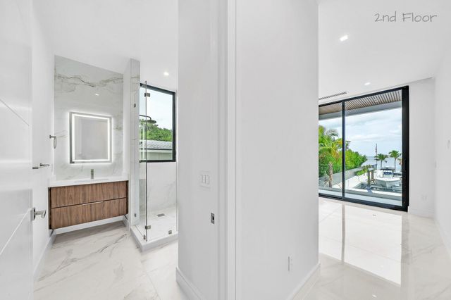 16 Seaside Avenue, Key Largo, FL 33037