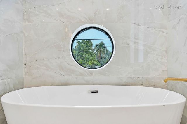 16 Seaside Avenue, Key Largo, FL 33037