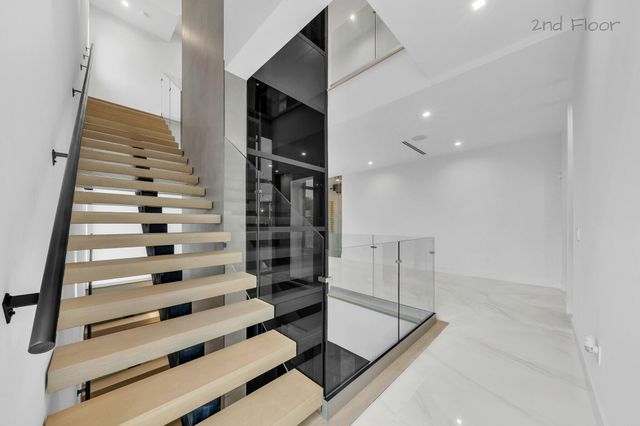 16 Seaside Avenue, Key Largo, FL 33037