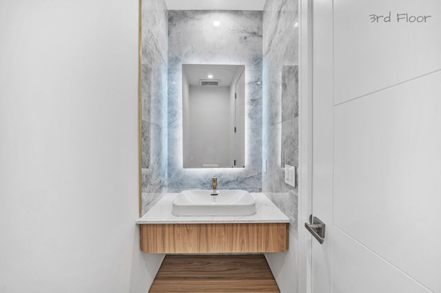 16 Seaside Avenue, Key Largo, FL 33037