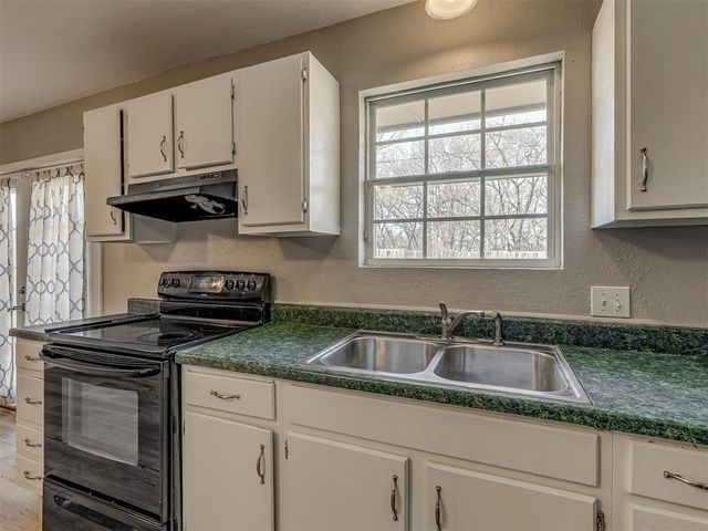 2124 Oakside Drive, Norman, OK 73071