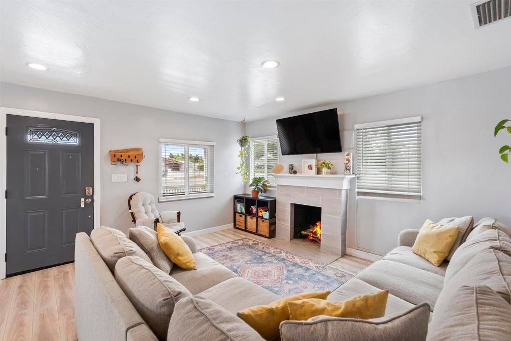 Image 10 of property listing at 5316 Roswell St, San Diego, CA 92114
