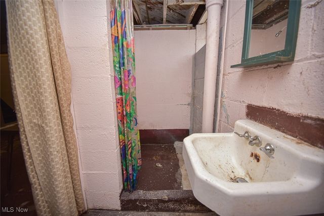 2901 Ralph Avenue, Cleveland, OH 44109