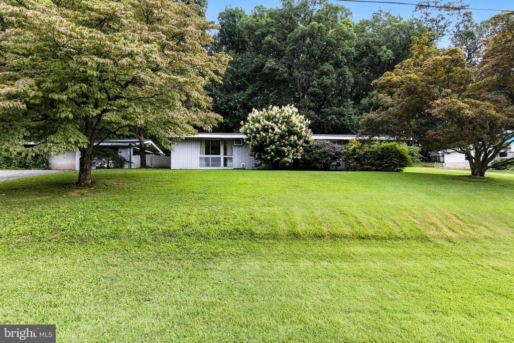 831 MARVELL DR, York, PA 17402