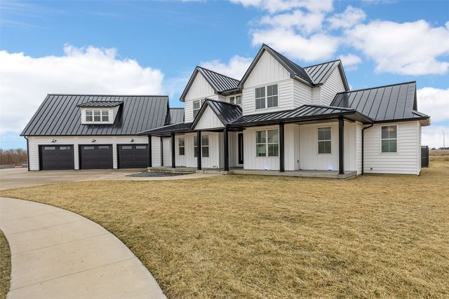 1114 Towne Centre Court, Urbana, IA 52345