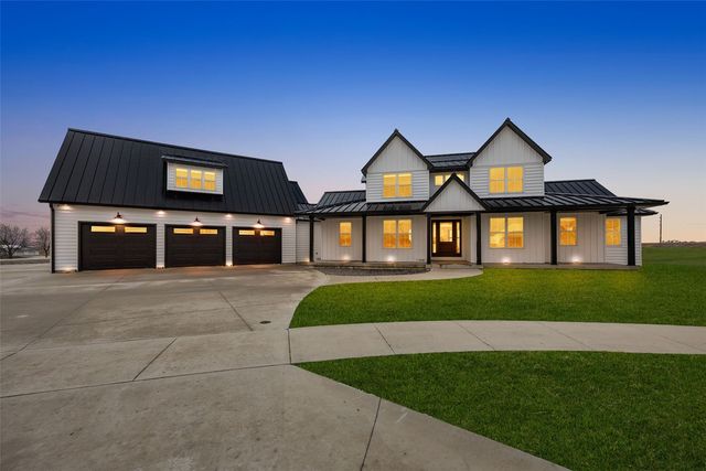 1114 Towne Centre Court, Urbana, IA 52345