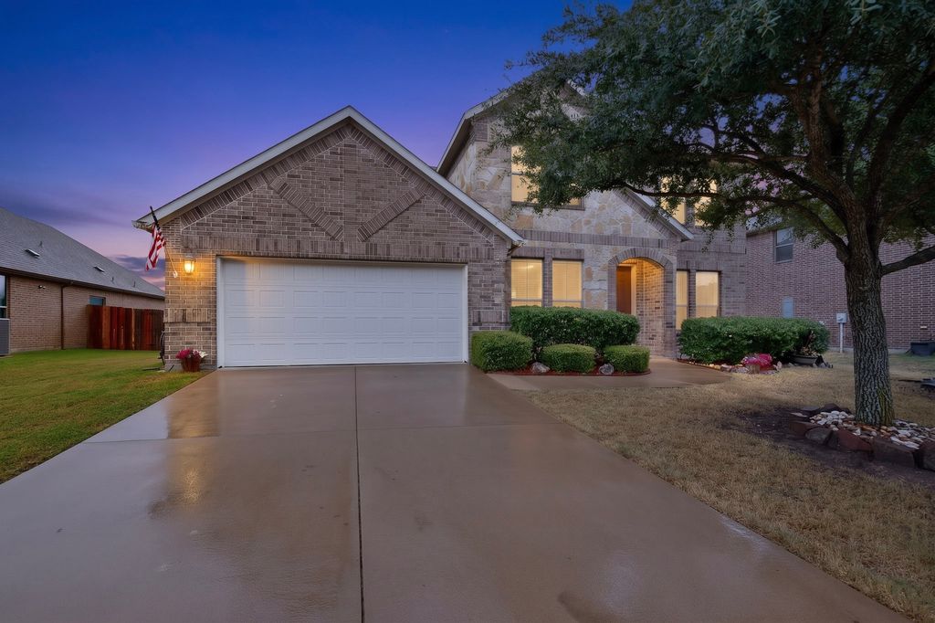 111 Thoroughbred Street, Waxahachie, TX 75165