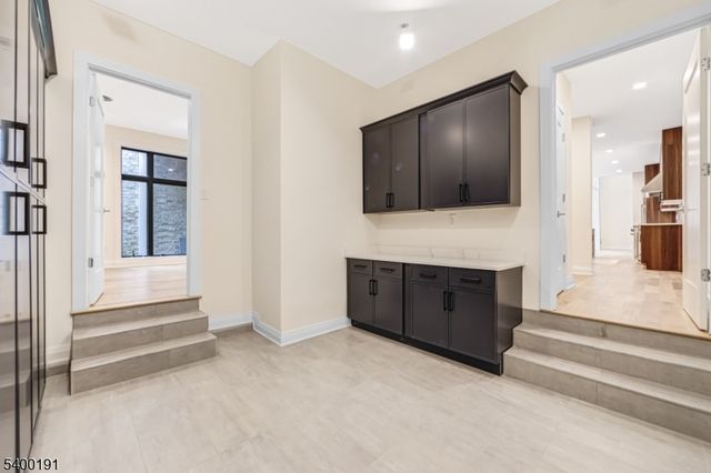 10 Big Ramapo Rd, Saddle River Boro, NJ 07458