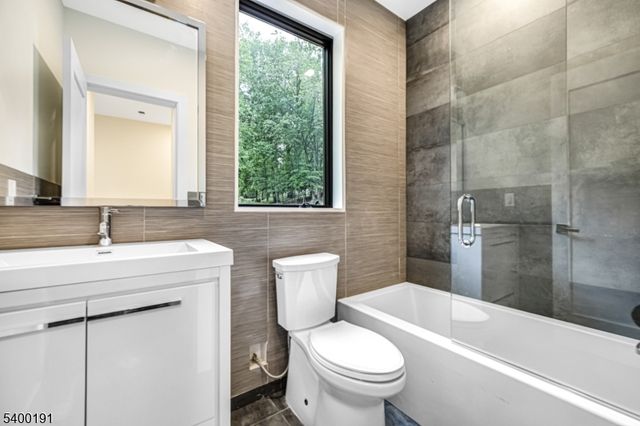 10 Big Ramapo Rd, Saddle River Boro, NJ 07458