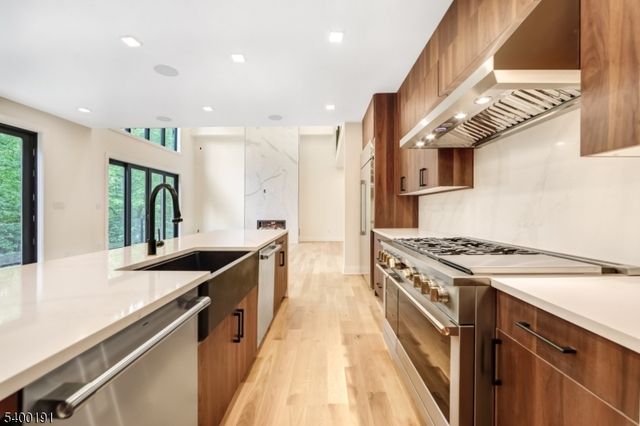 10 Big Ramapo Rd, Saddle River Boro, NJ 07458