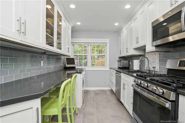 245 Unquowa Road APT 129, Fairfield, CT 06824