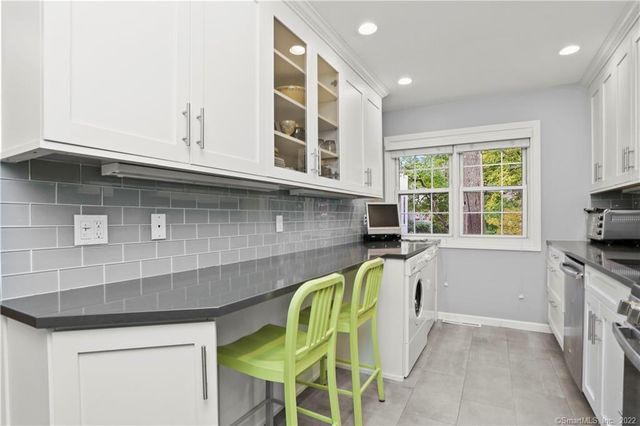 245 Unquowa Road APT 129, Fairfield, CT 06824