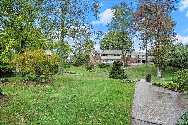 245 Unquowa Road APT 129, Fairfield, CT 06824