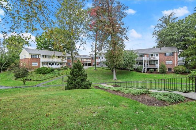 245 Unquowa Road APT 129, Fairfield, CT 06824