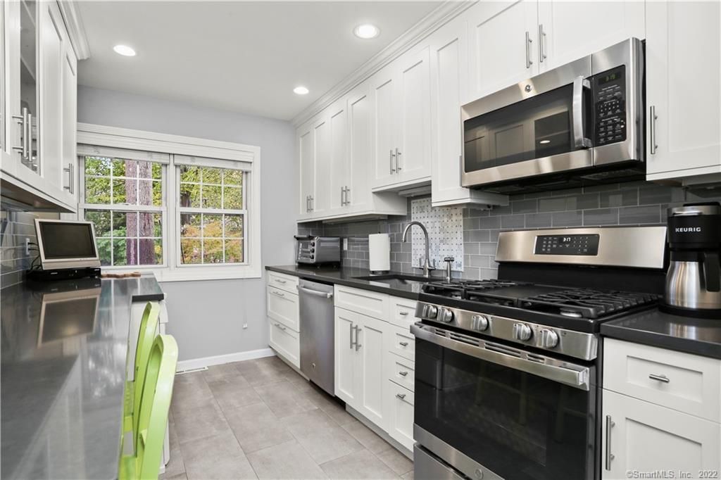 245 Unquowa Road APT 129, Fairfield, CT 06824