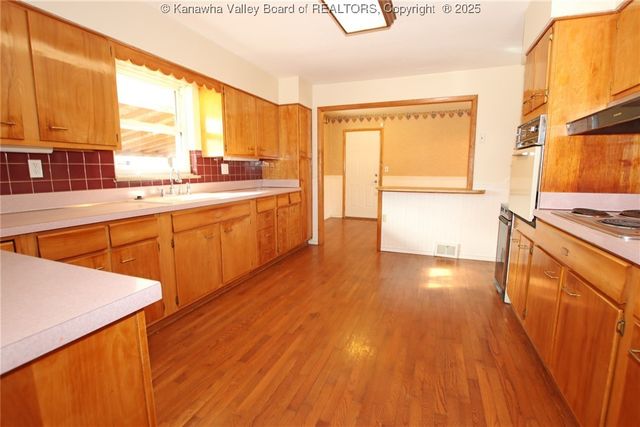 208 Woodland Drive, Nitro, WV 25143