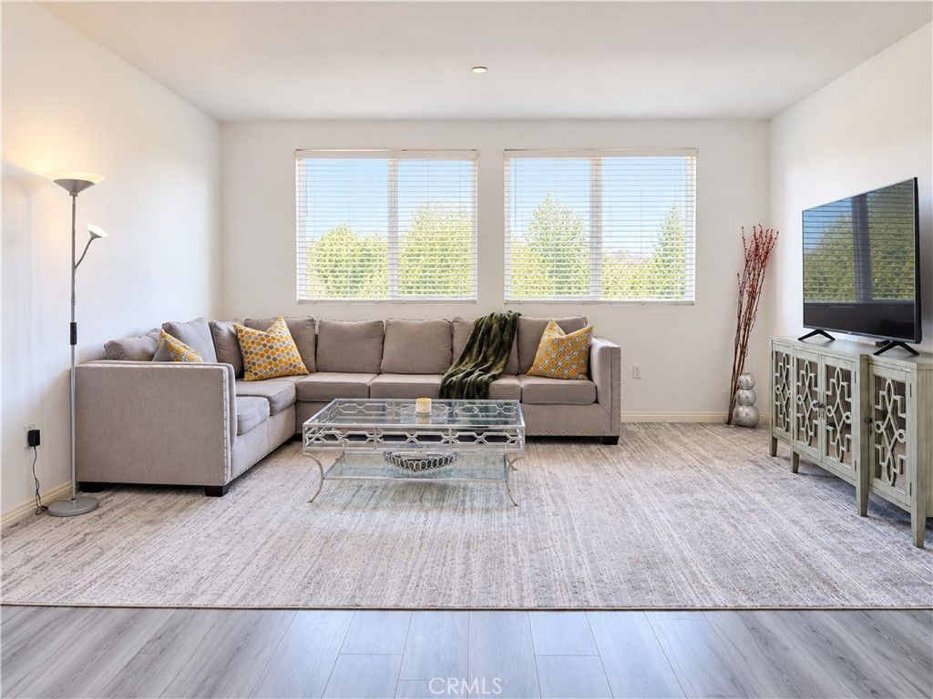 13951 Sherman Way 301, Van Nuys, CA 91405 — exterior