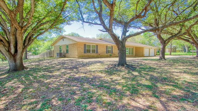 806 F St, Floresville, TX 78114