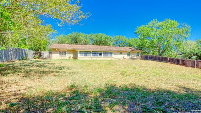 806 F St, Floresville, TX 78114