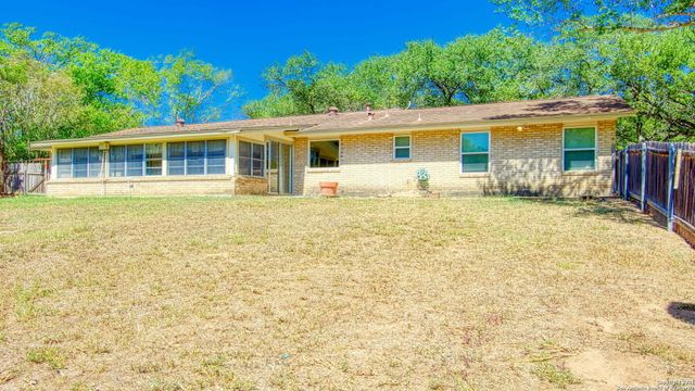 806 F St, Floresville, TX 78114
