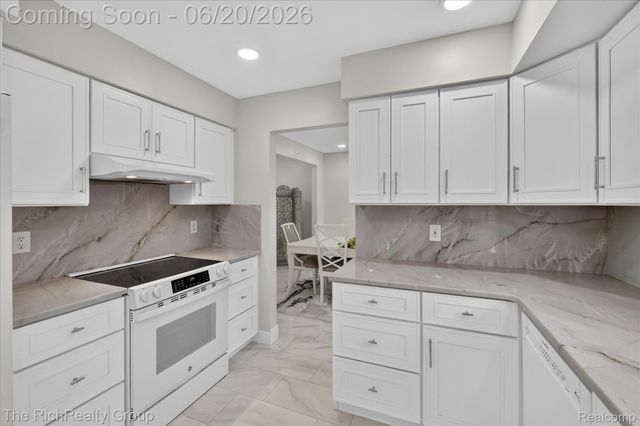 47185 Scarlet Drive S, Novi, MI 48374