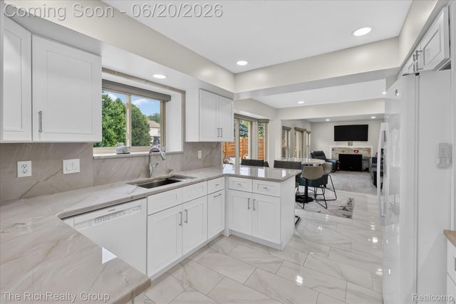 47185 Scarlet Drive S, Novi, MI 48374