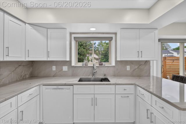 47185 Scarlet Drive S, Novi, MI 48374