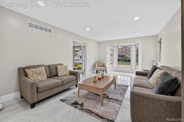47185 Scarlet Drive S, Novi, MI 48374