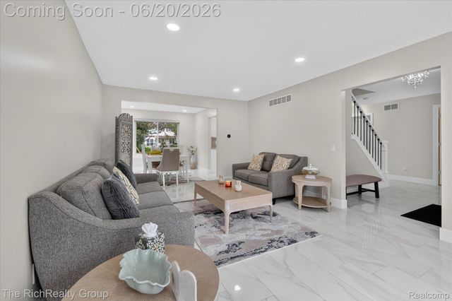 47185 Scarlet Drive S, Novi, MI 48374