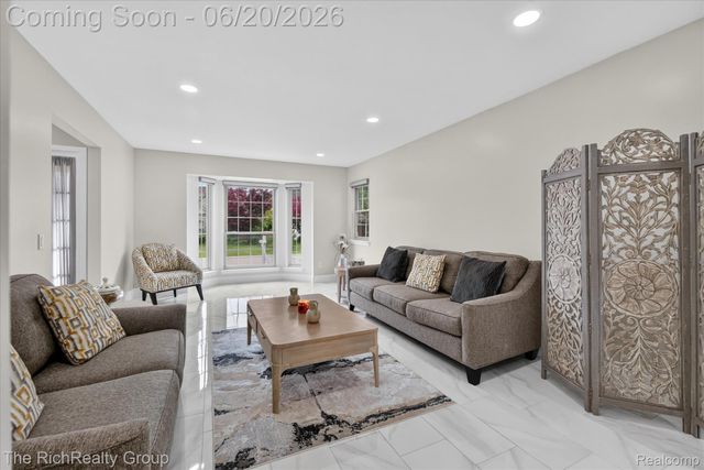 47185 Scarlet Drive S, Novi, MI 48374