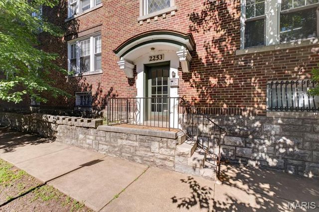 2253 Klemm C, St Louis, MO 63110