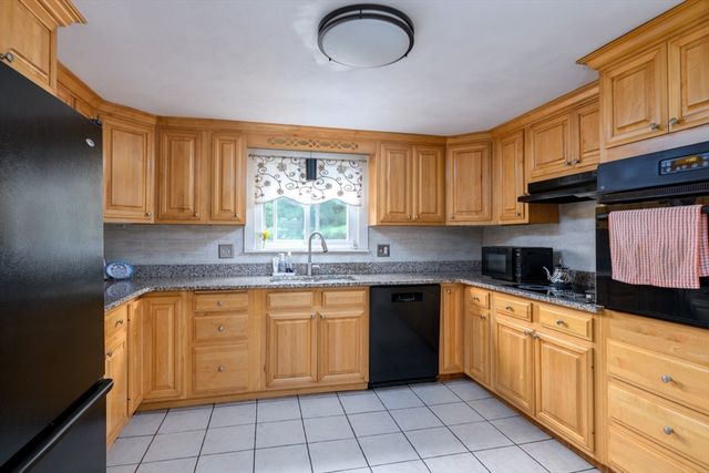70 Sherwood Hill Dr, Holden, MA 01520